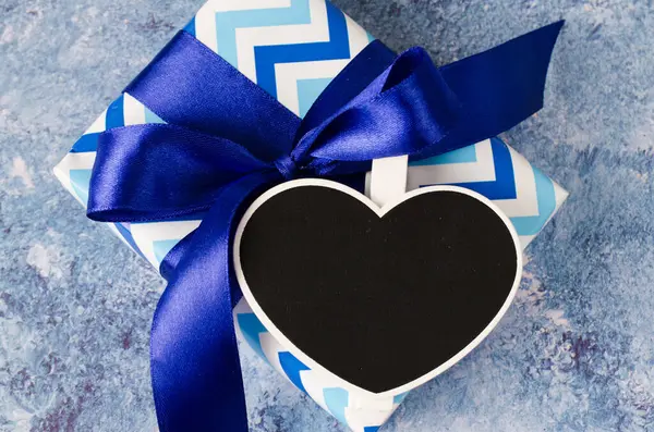 Синяя Подарочная Коробка Лентой Доска Форме Сердца Копировальным Пространством Классический — стоковое фото