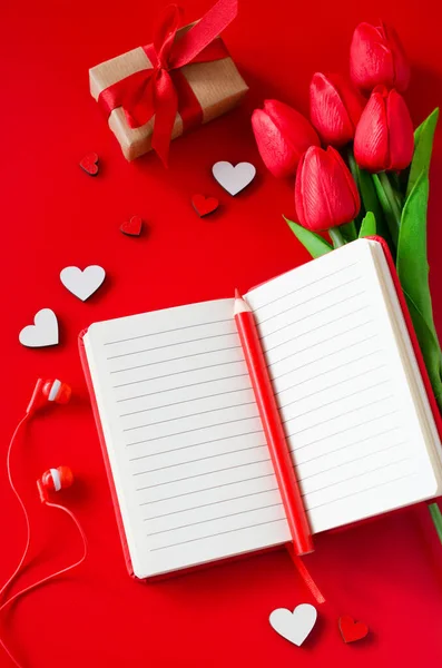 Cuaderno Rojo Con Ramo Tulipanes Caja Regalo Corazones Madera Lápiz — Foto de Stock