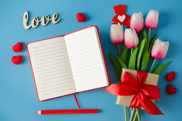 Cuaderno Rojo Con Ramo Tulipanes Rosados Caja Regalo Lápiz Sobre — Foto de Stock