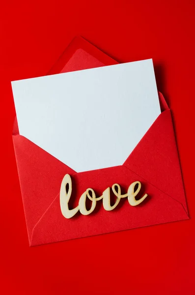 Carta Felicitações Com Amor Envelope Vermelho Com Papel Branco Branco — Fotografia de Stock