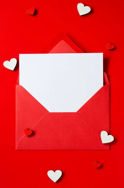 Carta Felicitações Com Amor Envelope Vermelho Com Cartão Branco Mockup — Fotografia de Stock