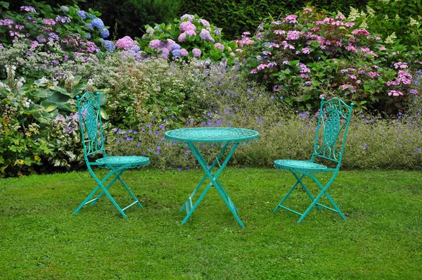 Zöld Dekoratív Kerti Asztal Székek Gyepen — Stock Fotó
