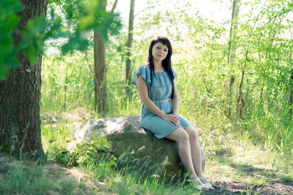 Ritratto Donna Con Capelli Lunghi Uno Sfondo Natura — Foto Stock