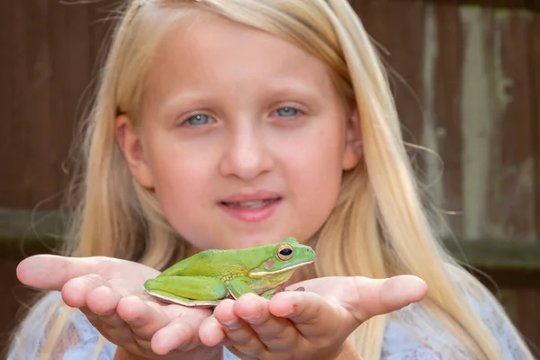 Pre Teen Caucasian Girl Holding White Lipped Tree Frog Her — Stock Photo, Image