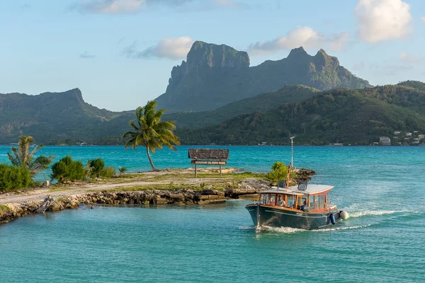 Shuttle Boat Airport Background Volcano Mont Otemanu Bora Bora French — Stock Photo, Image