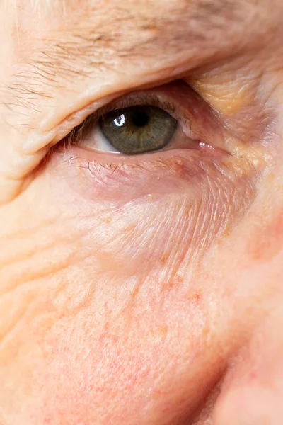 Portret Van Een Oudere Blanke Vrouw Ogen Thema Van Pensionering — Stockfoto