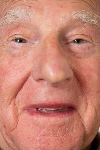 高齢者の白人男性の目のテーマの肖像高齢化プロセスの肖像画 — ストック写真