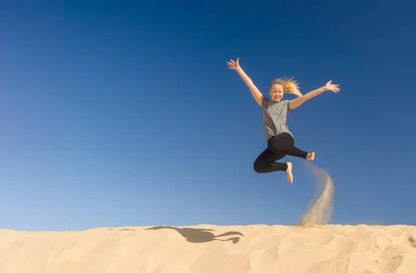 Молодая Девушка Прыгнула Летом Желтой Песчаной Дюны — стоковое фото