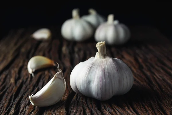 Tahta Masada Siyah Arka Planda Taze Beyaz Sarımsak Yiyecek Sağlıklı — Stok fotoğraf