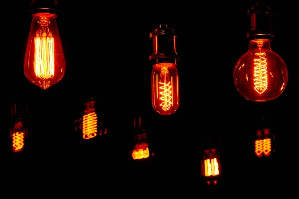 Számos Nem Különösebben Fényes Lámpa Sötét Háttérrel — Stock Fotó