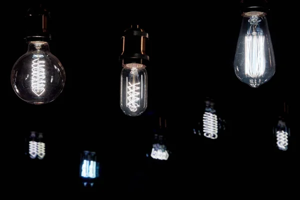 Varias Lámparas Particularmente Brillantes Sobre Fondo Oscuro — Foto de Stock