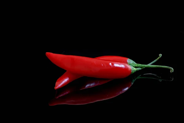 Dos Chiles Rojos Sobre Fondo Negro — Foto de Stock