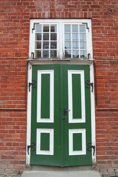 Zielono Czerwona Ceglana Ściana Oknem — Zdjęcie stockowe