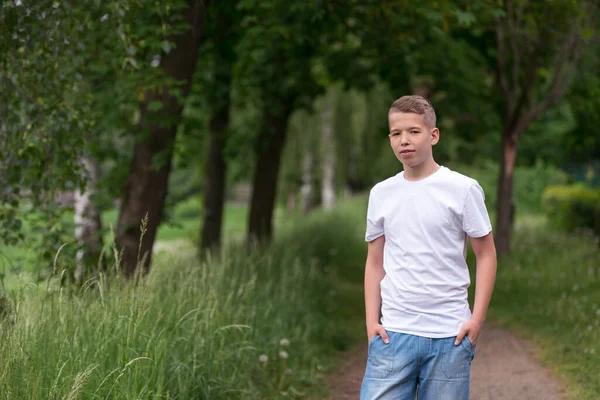 Pojke Grön Shirt Och Jeans — Stockfoto