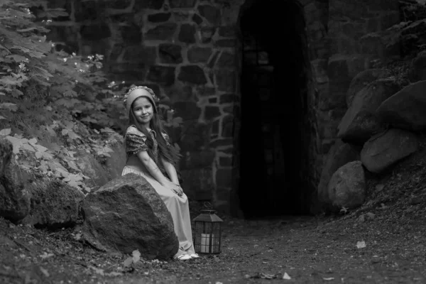 Τρομαγμένο Κοριτσάκι Ρετρό Ρούχα Κάθεται Ένα Φανάρι Κοντά Στον Τοίχο — Φωτογραφία Αρχείου