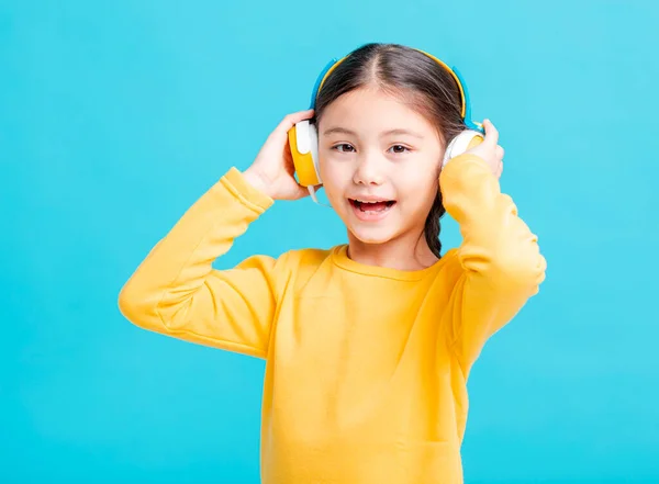 Glückliches Kleines Mädchen Hört Musik Über Kopfhörer — Stockfoto