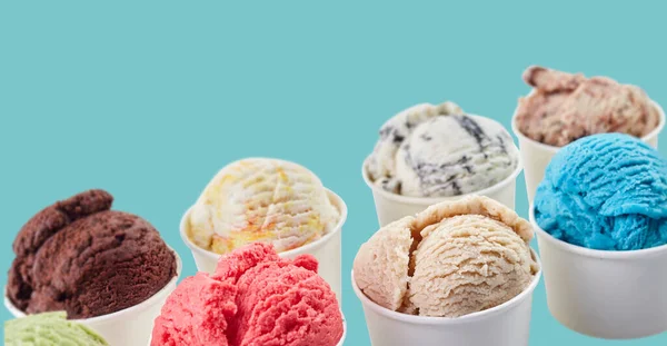 Крупным Планом Разнообразные Вкусы Кремового Мороженого Ваннах Синем Фоне Копировальным — стоковое фото