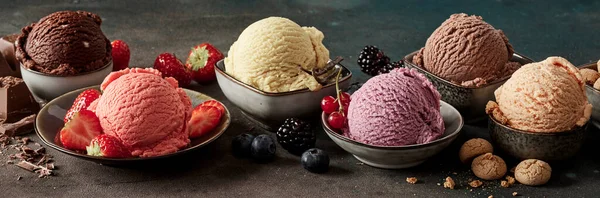 Cuencos Helado Artesanal Con Ingredientes Frescos Que Incluyen Macarrones Variedad — Foto de Stock