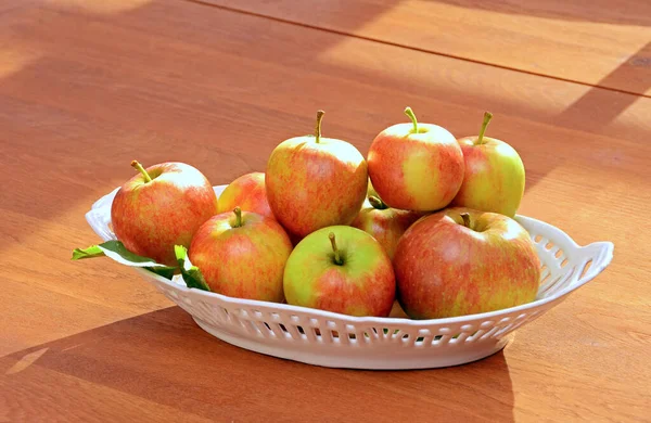 Rote Äpfel Einer Schüssel Auf Einem Holztisch — Stockfoto