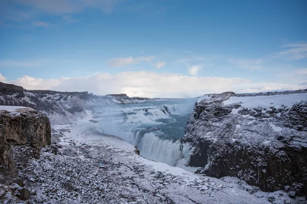 冬季冰岛冰冻景观中著名旅游胜地古尔佛斯瀑布的空中景观 — 图库照片