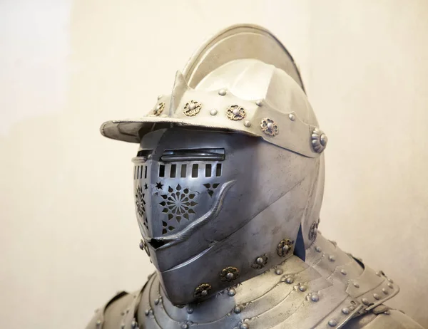Oude Militaire Helm Met Een Zwaard Een Wit Schild — Stockfoto