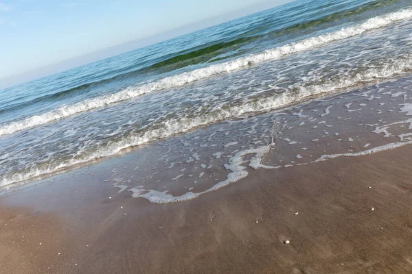 Oceán Malými Vlnami Písečné Pláži Jako Pozadí — Stock fotografie