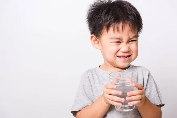 Крупный План Азиатское Лицо Маленький Мальчик Питьевой Воды Стекла Белом — стоковое фото