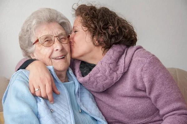 Primer Plano Mujer Joven Beso Abuela —  Fotos de Stock