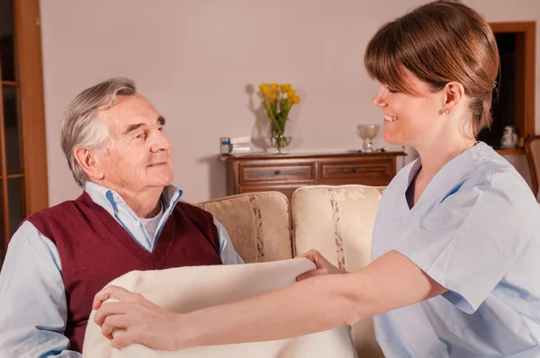 Jonge Verpleegster Zorgt Voor Oudere Man Thuis — Stockfoto