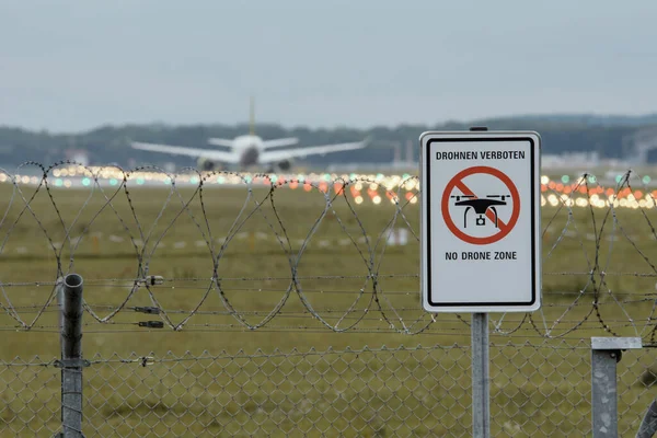 无无人机区 标志的近景位置 背景上有模糊的机场 — 图库照片