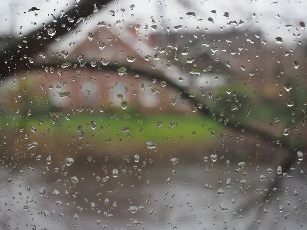 雨が窓ガラスに降り雨が降り — ストック写真