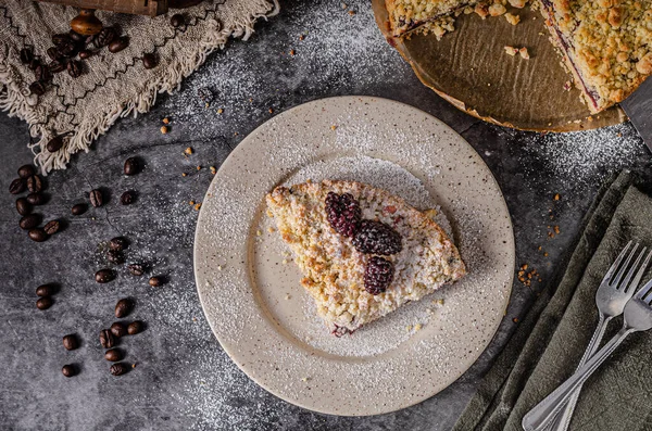 Pastel Chocolate Casero Con Pasas Nueces Sobre Fondo Oscuro Vista —  Fotos de Stock