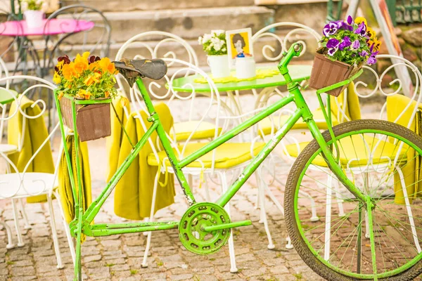 在街边咖啡馆带花的自行车 — 图库照片