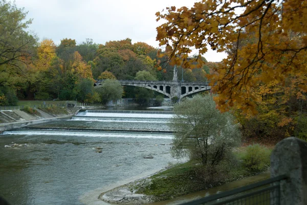 Мост Осеннем Парке — стоковое фото