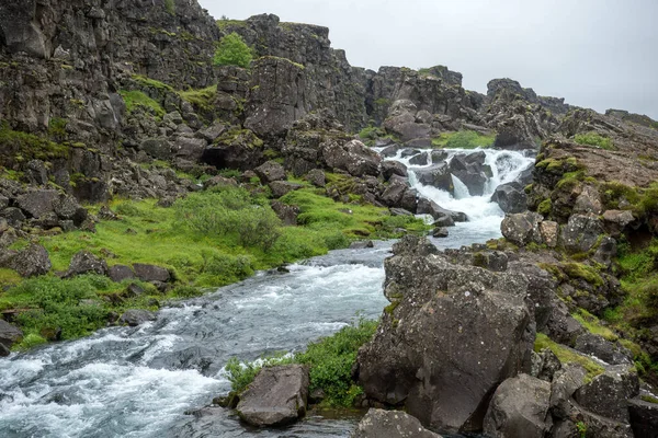 Vackert Vattenfall Bergen — Stockfoto