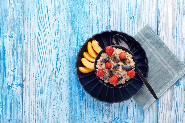 Haferbrei Mit Frischen Beeren Und Früchten Dunkelblauer Schüssel Auf Blauem — Stockfoto