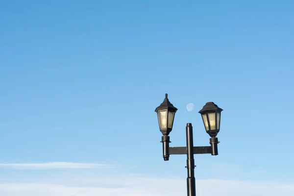 Lámpara Calle Contra Cielo Azul Con Distancia Luna —  Fotos de Stock