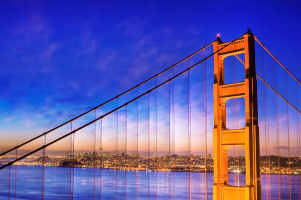 Alacakaranlıkta Golden Gate Köprüsü Nün Yükseltilmiş Görüntüsü San Francisco Arkasında — Stok fotoğraf