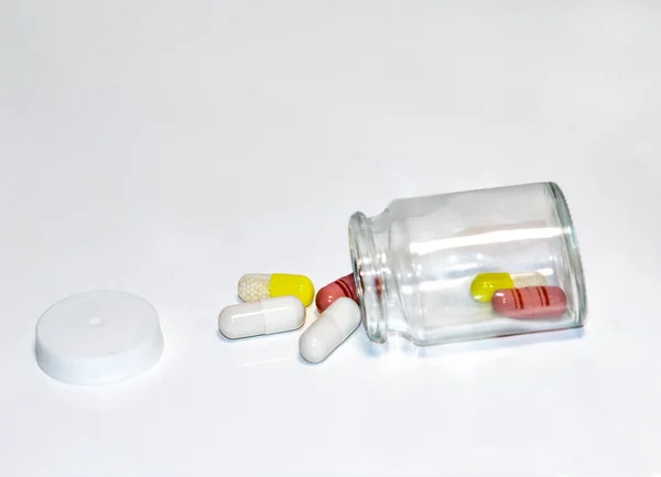 Różne Tabletki Kable Wypadają Szklanej Butelki — Zdjęcie stockowe