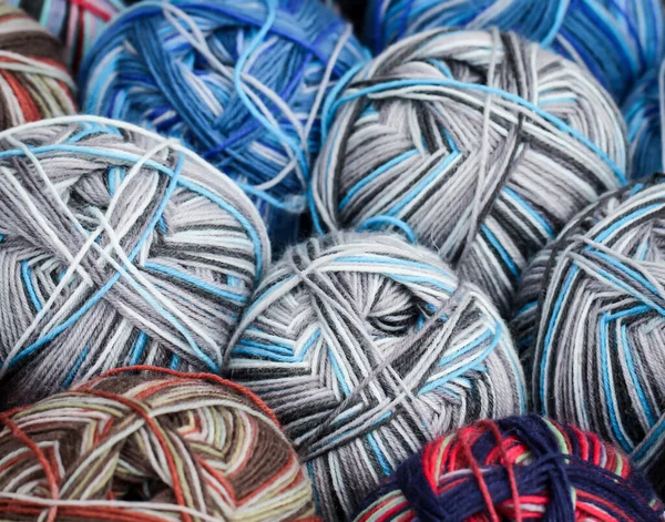 针织用的彩色羊毛很多 用于休闲活动 — 图库照片