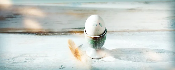 Pastelově Zbarvené Velikonoční Vajíčko Vaječném Pohárku Kuřecím Peřím Starém Šedém — Stock fotografie