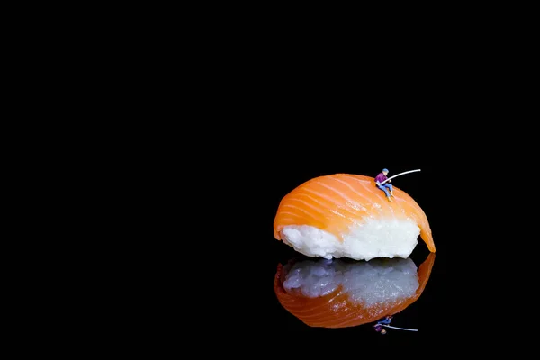 Lazac Nigiri Sushi Tükörképpel Miniatűr Halászattal Tetején — Stock Fotó