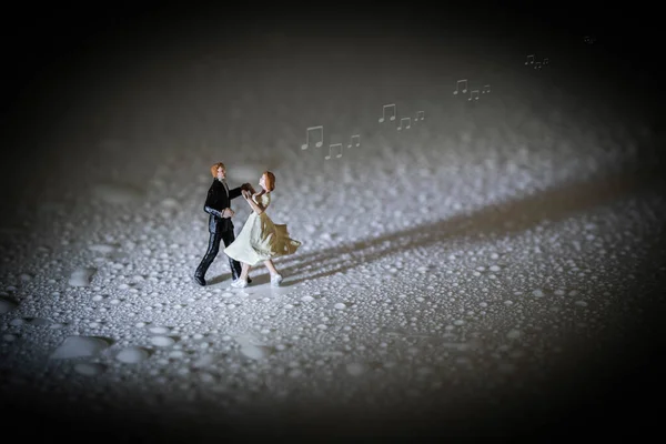 Miniatura Casal Dançando Chuva — Fotografia de Stock