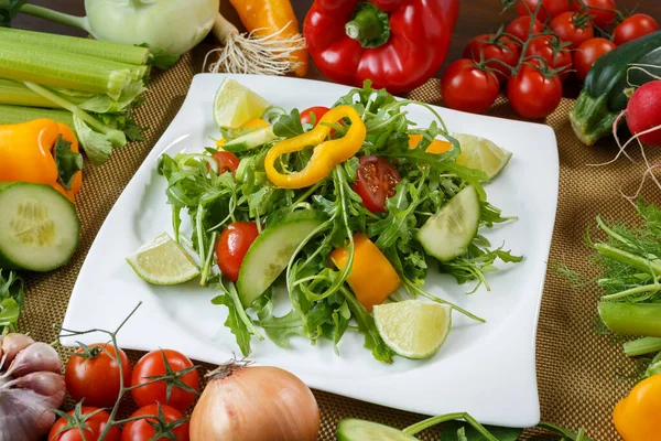 Υγιείς Διατροφικές Φόντο Διαφορετικά Λαχανικά Και Σαλάτα Φυλλώδη Λαχανικά Και — Φωτογραφία Αρχείου