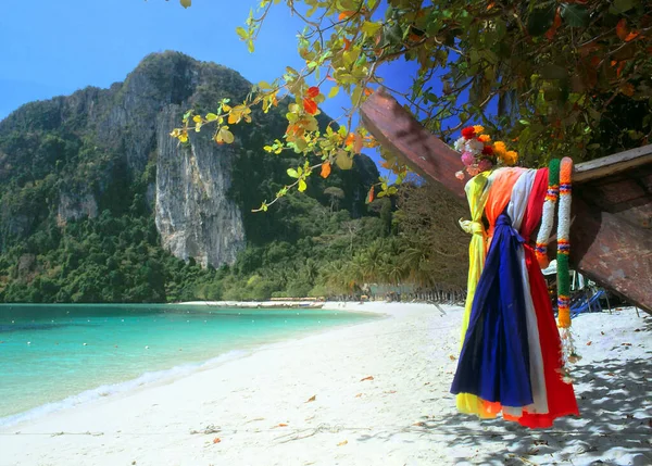 Schöner Tropischer Strand Mit Meer Und Grünem Sand — Stockfoto