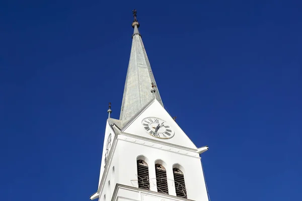 Καμπαναριό Μιας Εκκλησίας Μπλε Φόντο Ουρανό — Φωτογραφία Αρχείου