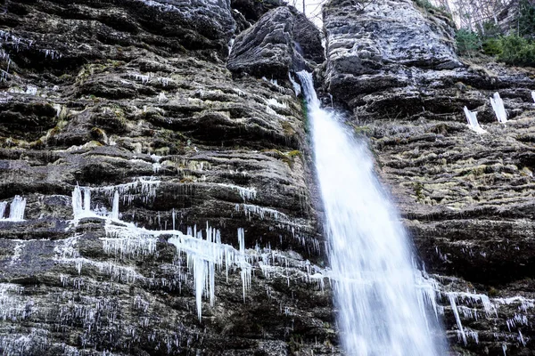 凍結氷の滝 冬の風景です 一時的な 寒さと冬の概念 ヴァルガンナの滝 北イタリア — ストック写真