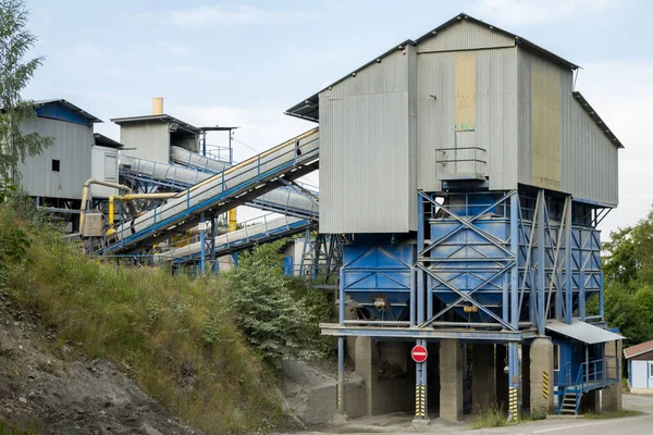 Een Grote Metalen Structuur Van Een Gebouw Met Een Blauwe — Stockfoto