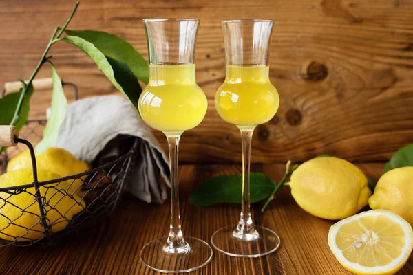 意大利荔枝和新鲜柠檬在乡村的木制背景上 传统的自制柠檬甜酒与新鲜柑橘类水果 特写镜头 聚焦深度较短 地中海专业 — 图库照片