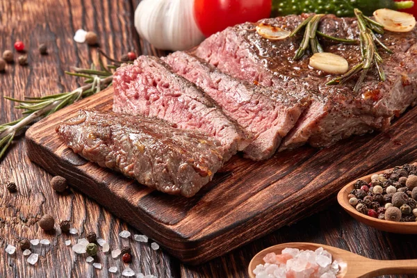 Daging Panggang Steak Sapi Langka Sedang Pada Papan Potong Kayu — Stok Foto